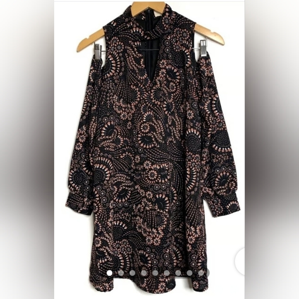 EVERLY COLD SHOULDER MOCK NECK FLORAL DRESS. SIZE LARGE.